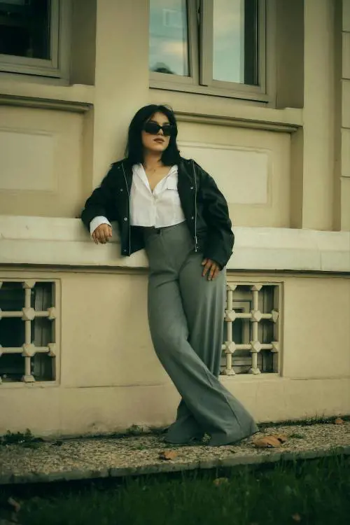 Il pantalone di velluto è il capo dell'inverno 2026: quali modelli scegliere e come indossarlo