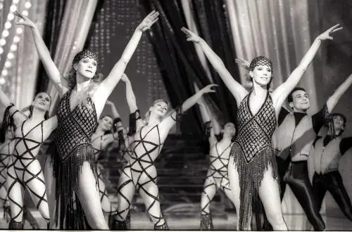 Un padre violento, i fratelli morti: la triste infanzia delle gemelle Kessler