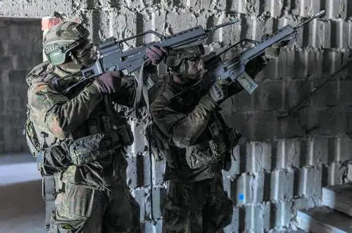 Soldati in strada e tiratori scelti sui tetti. A Berlino si simulano manovre di guerra