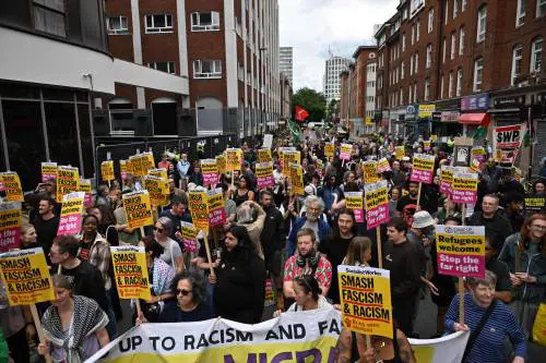 Quella sinistra buonista che predica accoglienza ma non li vuole a casa sua