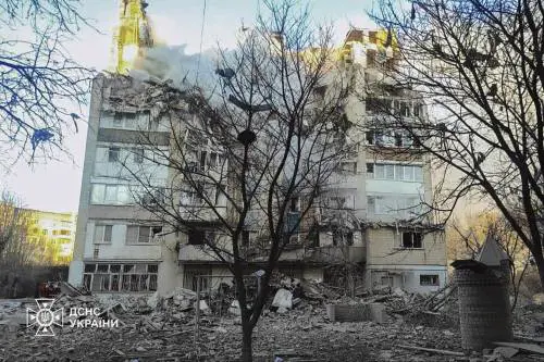 Massicci raid russi sull'Ucraina. Allarme in Polonia: caccia in volo. Voci di un piano di pace tra Usa e Russia