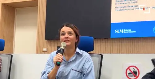 "Le escono gli occhi". Carmen Consoli fa il comizio all'università e insulta Meloni