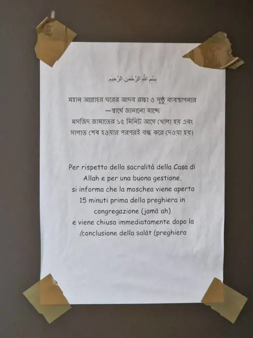 Uno dei fogli affissi all'esterno del centro