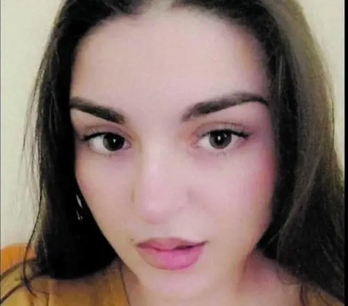 Ammazza la sorella e fa vedere il corpo alla madre in videochiamata