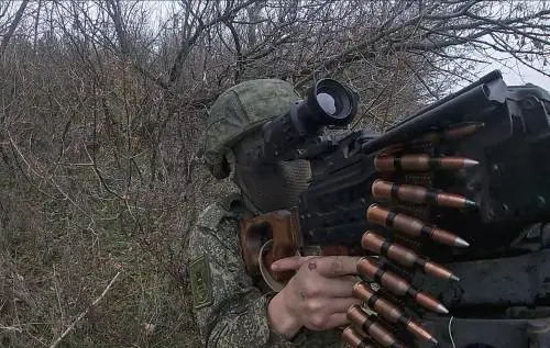 Kiev sul piano Trump: "Assurdo e inaccettabile". Zelensky chiede una "pace dignitosa"