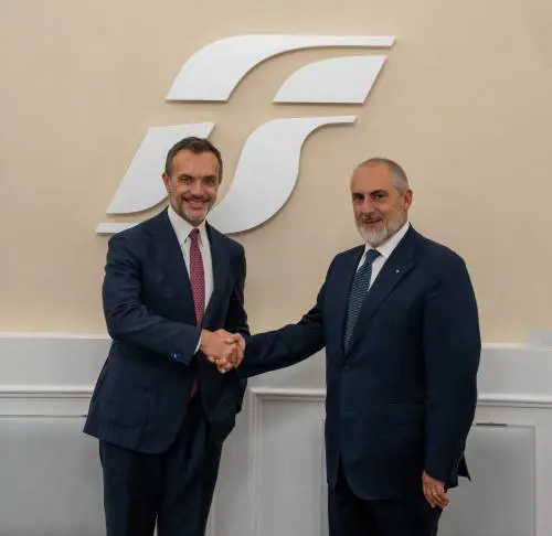  Stefano Antonio Donnarumma - Amministratore Delegato e Direttore Generale del Gruppo FS Italiane (a destra), e Vincenzo Esposito - CEO di Microsoft Italia