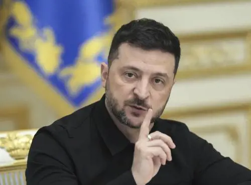 Zelensky vede i generali americani: "Presto parlerò con Trump"