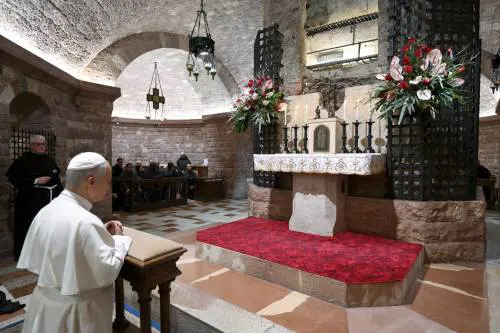 Papa Leone sulla tomba di San Francesco. "Il mondo sta cercando segni di speranza"