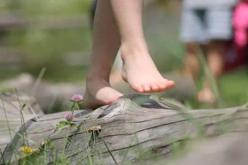 A piedi nudi tra natura e scienza: presentati i dati italiani che misurano gli effetti del barefooting