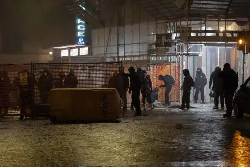 Azioni paramilitari, volti coperti e razzie: chi c'era tra i devastatori di Bologna