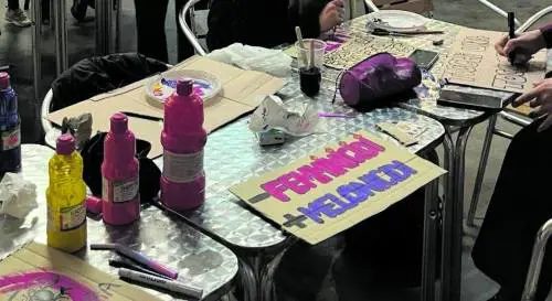 Il cartello choc al corteo femminista: "Meno femminicidi, più melonicidi"