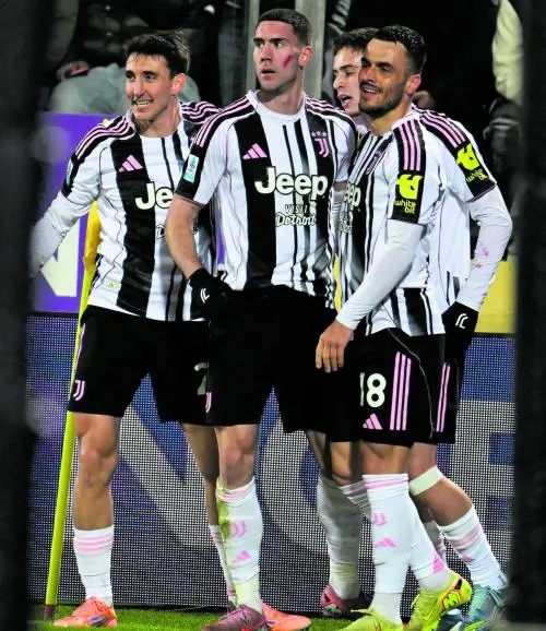  Vlahovic e la serata nera da ex: cori razzisti, fischi, rigore revocato 