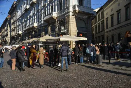 Addio a Ornella Vanoni, aperta la camera ardente: tantissimi per l'ultimo saluto
