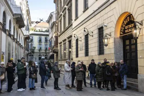 La lunga coda per salutare Ornella Vanoni: le immagini da Milano