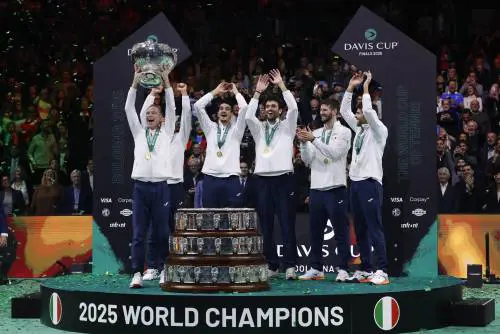 "Vittoria incredibile, complimenti". L'omaggio di Sinner agli azzurri della Coppa Davis