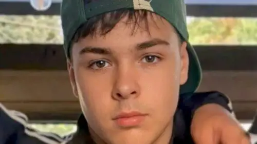 Un colpo in fronte. Giustiziato in strada dal killer di 15 anni