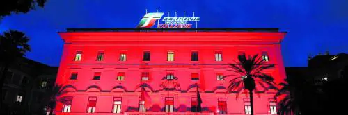 Fs illumina di rosso trenta delle sue stazioni