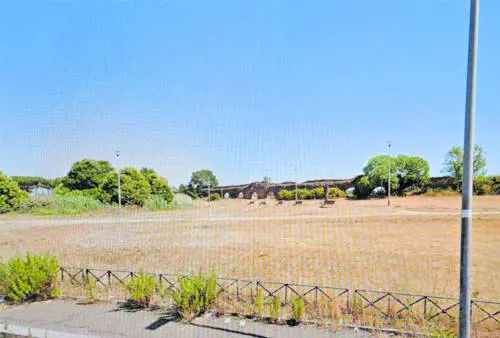 Stuprata dal branco davanti al fidanzato: tre arrestati