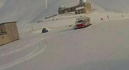 La passeggiata coi cani, i documenti e il camper sotto la neve: mistero sul proprietario scomparso