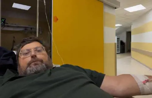  Mario Adinolfi di nuovo ricoverato in ospedale: "Questo 2025 va così. Speriamo niente di grave"