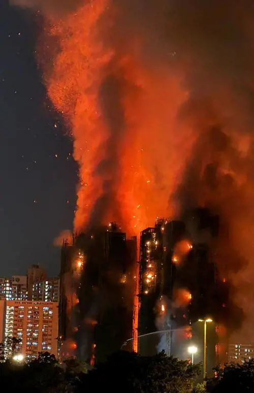 Maxi incendio a Hong Kong, 36 morti e 279 dispersi: cosa sta succedendo