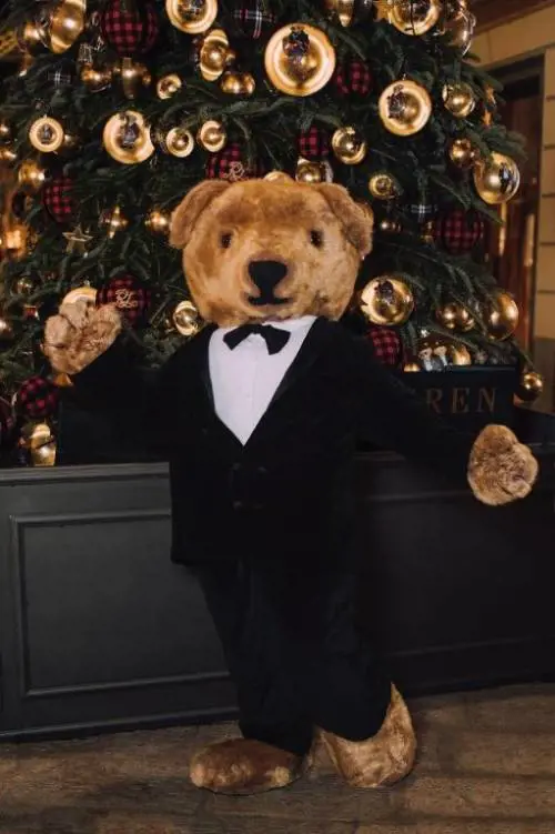 Via della Spiga accende il Natale: luci, solidarietà e sostenibilità nel cuore del Quadrilatero