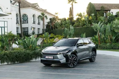 Toyota bZ4X, il nuovo SUV elettrico cambia passo: più autonomia, comfort e potenza