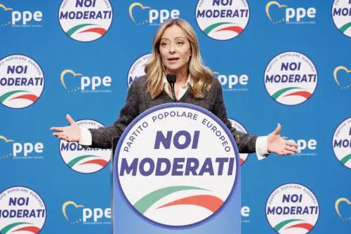 Meloni: "Il premierato assicura stabilità. Lo facciamo per tutti". Atreju, rissa Pd-M5s