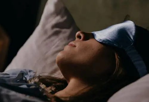 Perché dormire al buio fa bene al cuore: i motivi secondo uno studio