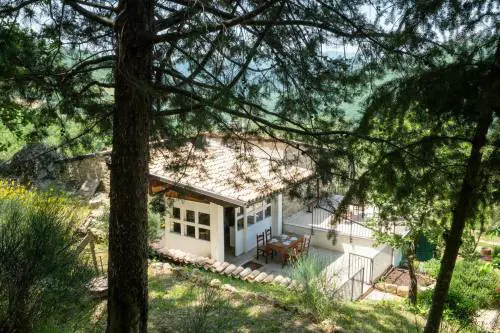 Le foto della casa offerta alla famiglia nel bosco