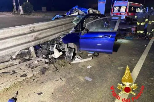 Incidente choc a Lodi: auto finisce infilzata, il guard rail la spezza in due