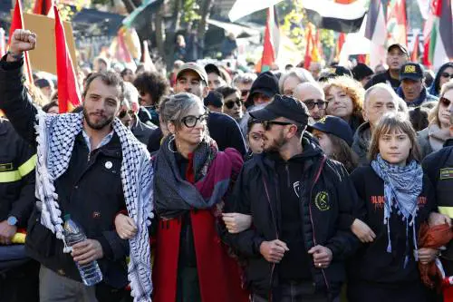 Greta Thunberg e Francesca Albanese al corteo Pro Pal a Roma: le foto