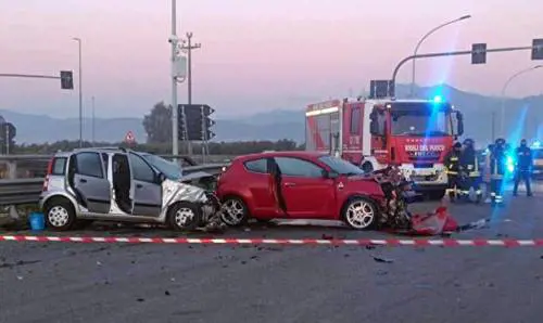  Scontro tra auto nel cosentino. Morti due ventenni, quattro feriti