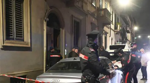 Firenze, marito e moglie trovati morti in casa con ferite da taglio