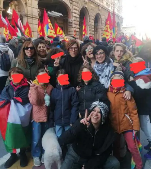 "Novelli pro Pal infanti", Chi è la maestra coi bimbi alla manifestazione di Genova