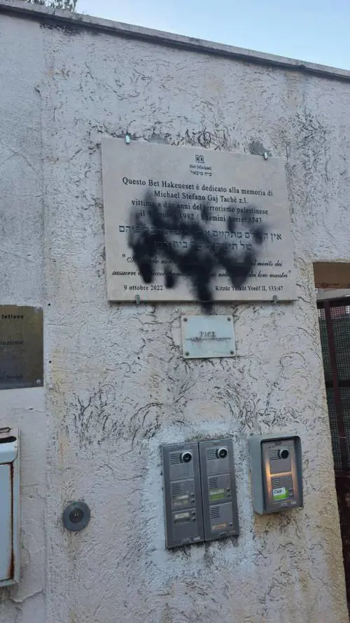 Profanata la sinagoga di Stefano Tachè, ucciso a due anni da terroristi palestinesi