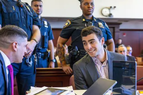 Luigi Mangione star in tribunale. Ny divisa sull'omicidio Brian Thompson