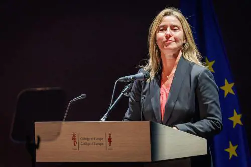 Scandalo in Ue, frode sulla formazione dei diplomatici: fermati la Mogherini e l'ex ambasciatore Sannino