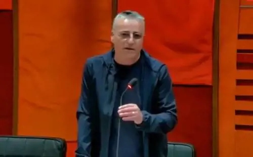 Il consigliere di Avs che non molla tre poltrone: ecco chi è