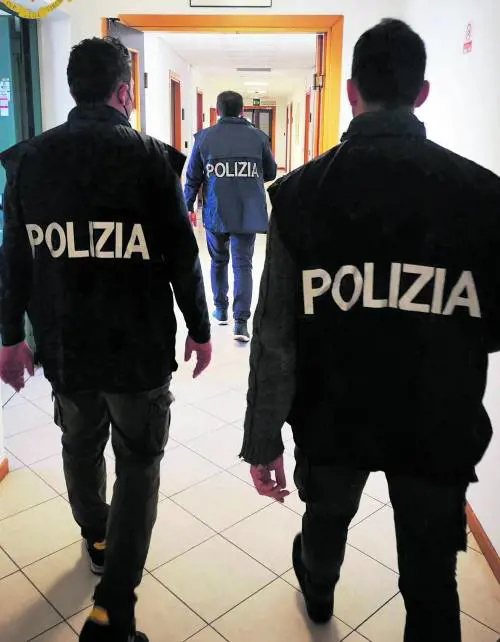 In borsa rossetto e tirapugni. Presa baby gang di ragazzine