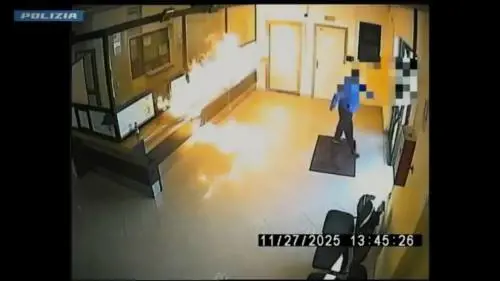 Appicca un incendio in Comune perché irritato da un cantiere: piromane incastrato dalle telecamere