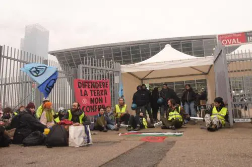 Blitz degli ecovandali a Torino, bloccato il Salone della difesa. FdI: "Distaccati dalla realtà"