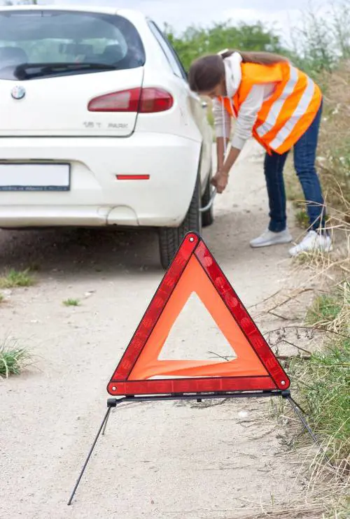 Auto in panne, via il triangolo per le luci di emergenza. Ecco dove e cosa cambia