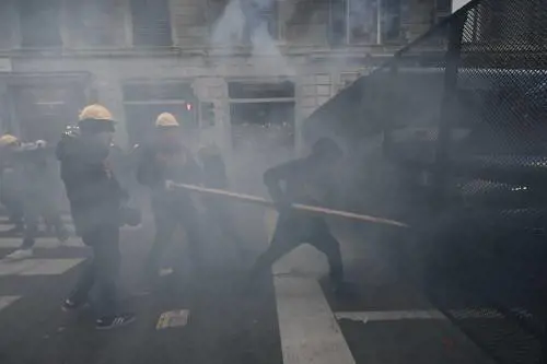 Di Cesare: "Lavoro respinto a manganellate". Ma a Genova non ci sono state cariche