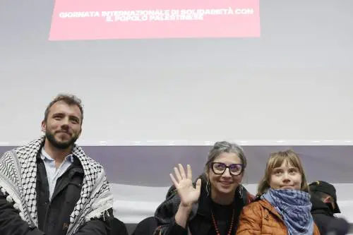 La pasionaria etno-chic dall'osanna al crucifige. La parabola "stilosa" della santa in kefiah