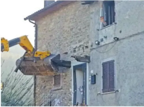 Sparò e uccise il vicino che gli demoliva casa con la ruspa: assolto