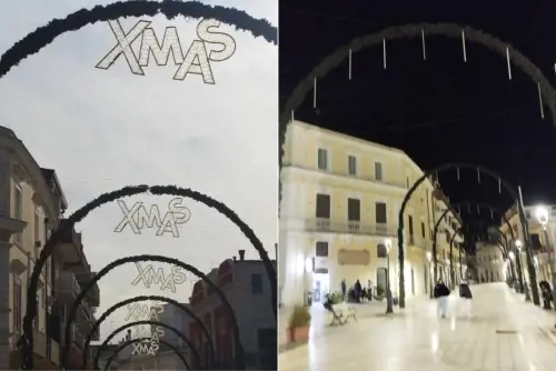 La luminaria "evoca" il fascismo: e la giunta di sinistra fa rimuovere la scritta X-Mas