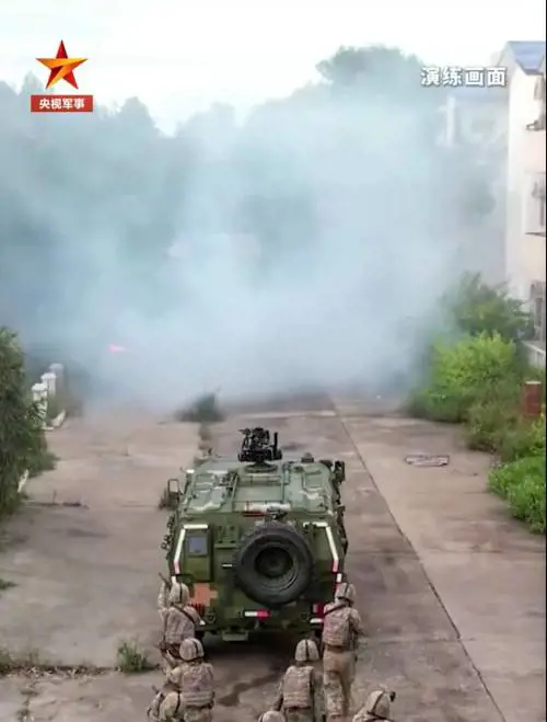 Veicoli blindati e barricate in fiamme, Pechino scatena la guerriglia urbana: cosa c'è dietro al segnale 