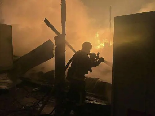 Missili ipersonici su Kiev e le città. Raid vicino ai confini Nato: la Polonia fa alzare i caccia