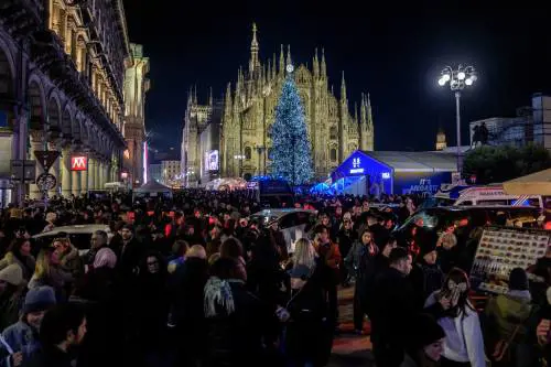 “Mancava l’aria”, countdown in tilt, errori nella sicurezza: caos a Milano per l’accensione dell’albero